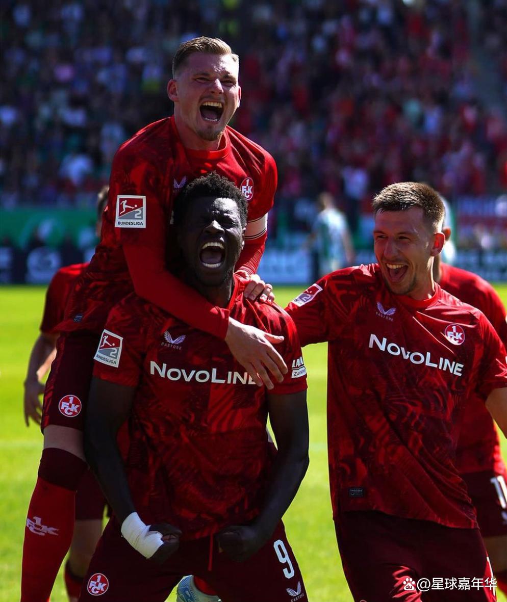 澳客入口-凯泽斯劳滕球员集体庆祝胜利,展现出团队精神的简单介绍