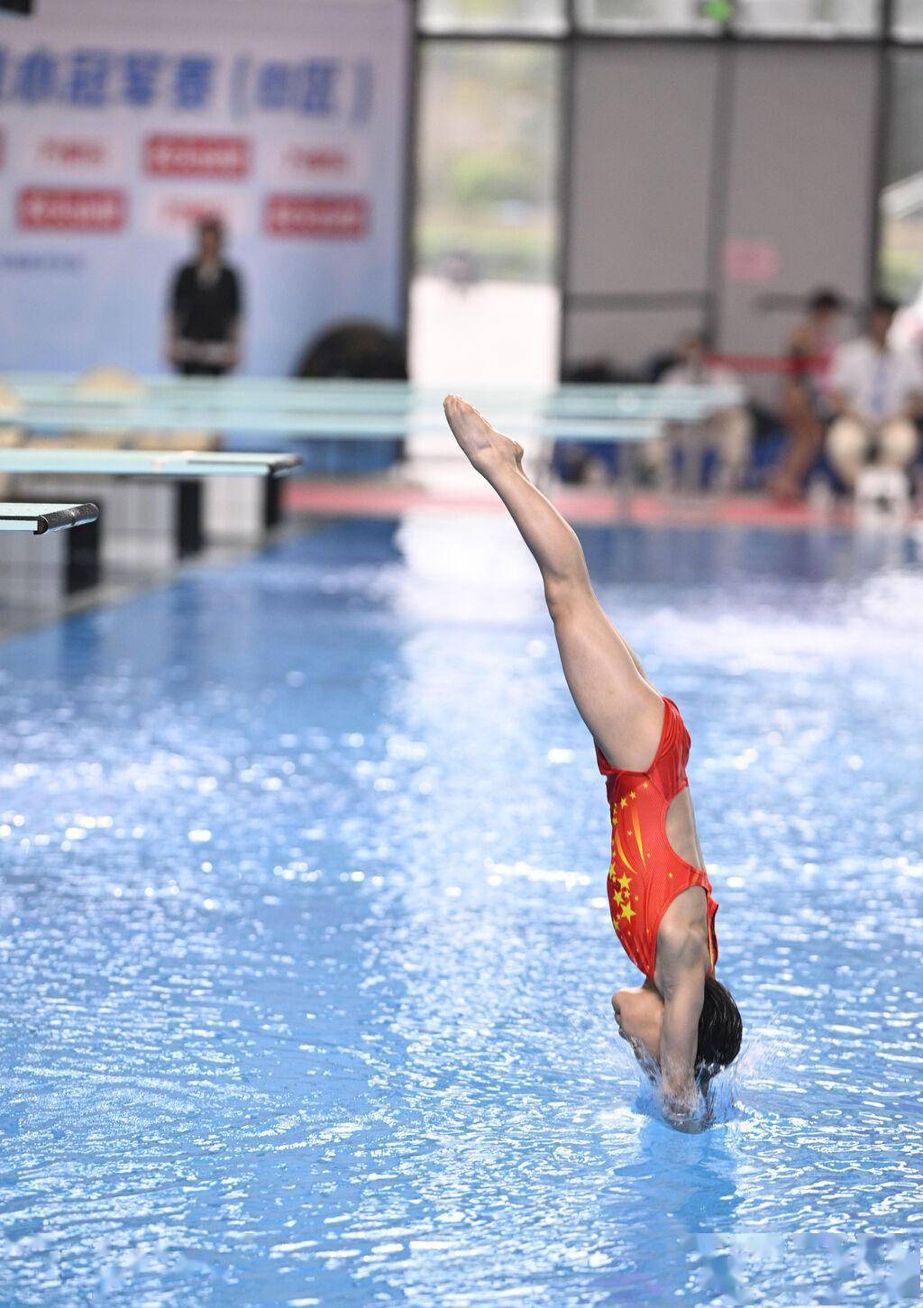 泳池中的较量:跳水比赛精彩瞬间